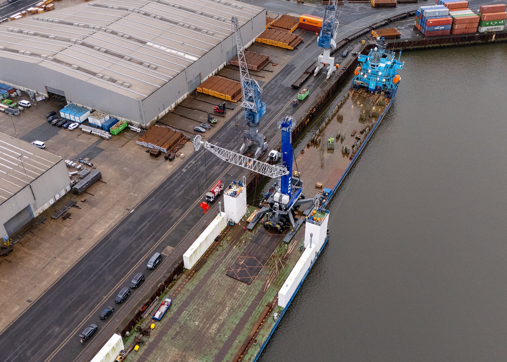 The crane, which weighs around 440 tonnes, was delivered by water from the Liebherr production site in Rostock. 